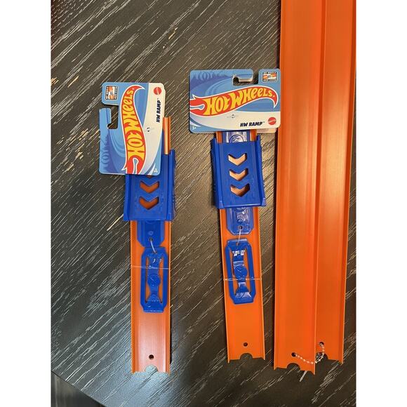 Hot Wheels Track Lot, 1 Loop Builder, 2 Ramps, 6 Sets Of 24” Straight Tracks New - Picture 5 of 6